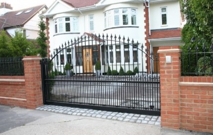 Sliding Gates - Environmental Street Furniture